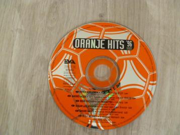 CD met Oranje Hits van 1996. Nederlands talig. (Voetbal.) beschikbaar voor biedingen