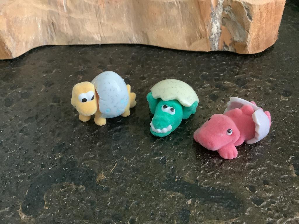 3x dino speeltje uit ei kinder surprise speelgoed ei op rug, Ophalen of Verzenden, Zo goed als nieuw