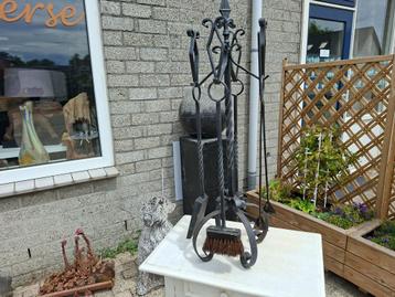nieuwstaat antiek vintage gietijzeren openhaard set beschikbaar voor biedingen