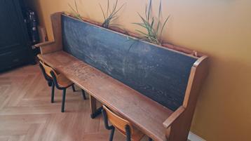 Unieke vintage kerkbank als kindertafel met krijtbord beschikbaar voor biedingen