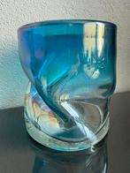Prachtige ijsblauwe iriserende vaas Scandinavisch desig, Blauw, Ophalen of Verzenden, Minder dan 50 cm, Glas