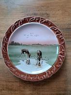 Geschilderd landschap op bord met mooie gegoten rand., Antiek en Kunst, Ophalen of Verzenden