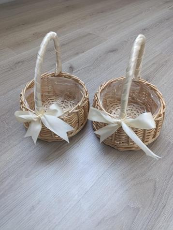 2 mandjes voor bruidsmeisjes/bloemenmeisjes beschikbaar voor biedingen