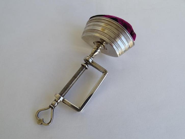 Antiek zilver speldenkussen met klemschroef H Lintveld 1820, Antiek en Kunst, Antiek | Goud en Zilver, Zilver, Ophalen of Verzenden