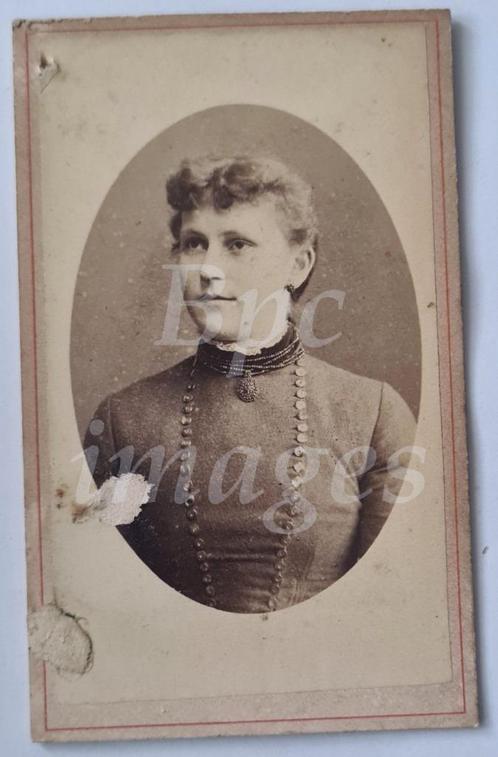 cdv vrouw rij knoopjes  Groningen 1870's, Verzamelen, Foto's en Prenten, Gebruikt, Foto, Voor 1940, Verzenden