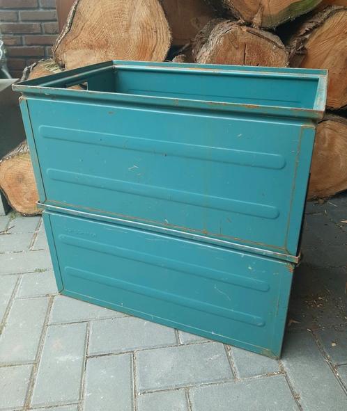 2 industriële metalen magazijn (stapel)bakken, Huis en Inrichting, Woonaccessoires | Kisten, Zo goed als nieuw, Minder dan 50 cm