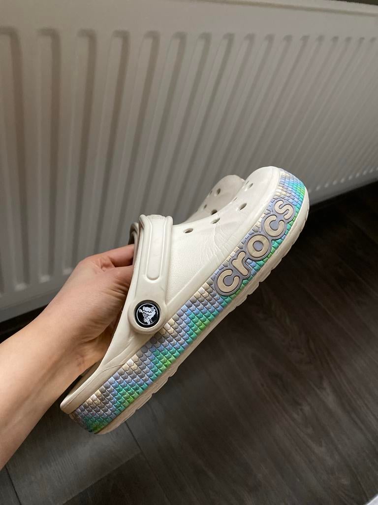 Beige Crocs met gekleurde rand - Maat 39, Kleding | Dames, Schoenen, Ophalen of Verzenden, Gedragen, Beige, Slippers