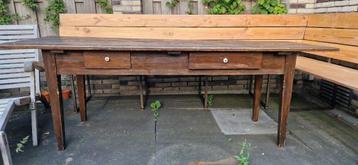 Houten tafel beschikbaar voor biedingen