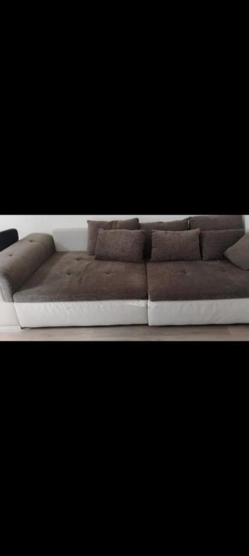 Bruin-grijze bank met kussens – €35 contant bij afhaling beschikbaar voor biedingen