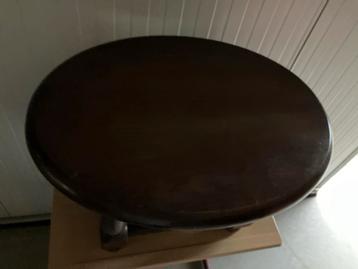 Mooi ovaal bijzettafeltje beschikbaar voor biedingen