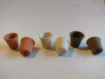 terra cotta bloempotje in t.c wit d. bruin H 1,7 cm / poppen, Verzamelen, Poppenhuizen en Toebehoren, Nieuw, Gebruiksvoorwerp