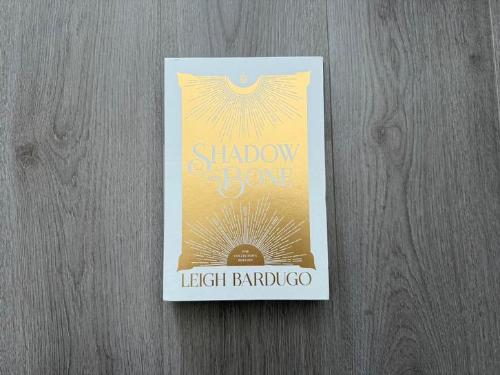 Shadow & Bone - Leigh Bardugo [Collectors Edition], Boeken, Fantasy, Zo goed als nieuw, Ophalen of Verzenden