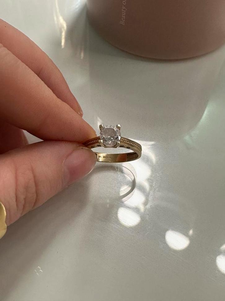 Gold Ring with a Large Diamond Stone, Sieraden, Tassen en Uiterlijk, Ringen, Zo goed als nieuw, Dame, 19 tot 20, Goud, Goud, Met edelsteen