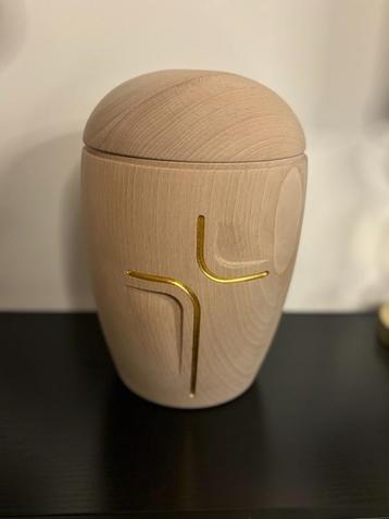 Houten urn beschikbaar voor biedingen