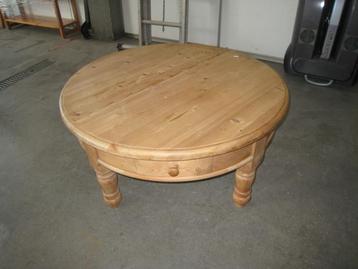 Brocante ronde houten salontafel met 4 laatjes beschikbaar voor biedingen