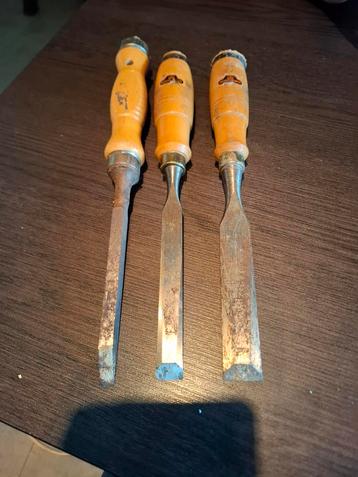  3 hakbeitels voor hout. beschikbaar voor biedingen
