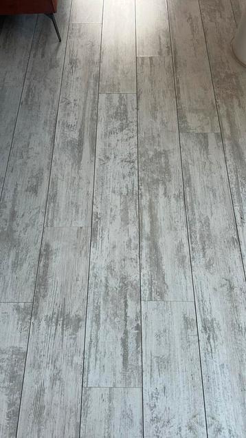 Lichtgrijze laminaatvloer circa 80m2 beschikbaar voor biedingen