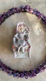 Biscuit porceleinen beeldje meisje in stoel, Antiek en Kunst, Ophalen of Verzenden