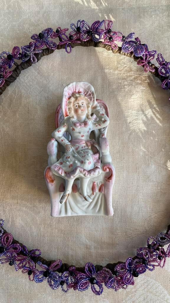 Biscuit porceleinen beeldje meisje in stoel, Antiek en Kunst, Antiek | Porselein, Ophalen of Verzenden