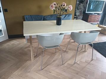 Houten tafel met vier stoelen 