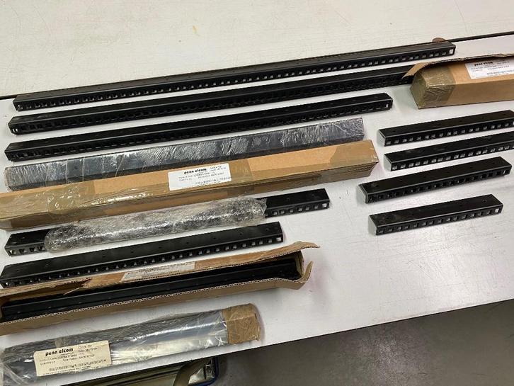 8x Penn-Elcom stalen Rackprofielen voor 19 inch kasten, Computers en Software, Serverkasten, Nieuw, Geperforeerd, Geperforeerd