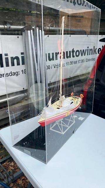 Zeiljacht gebouwd in plexiglas vitrine beschikbaar voor biedingen