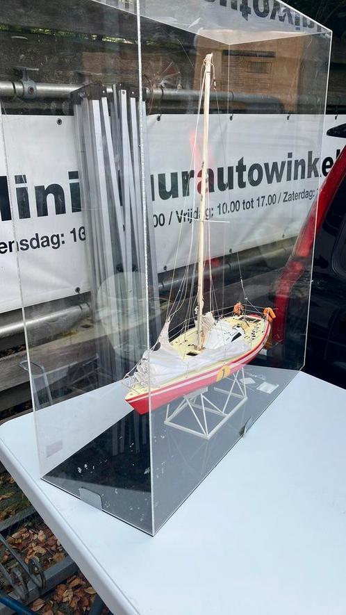 Zeiljacht gebouwd in plexiglas vitrine, Hobby en Vrije tijd, Modelbouw | Boten en Schepen, Gebruikt, Overige merken, Ophalen