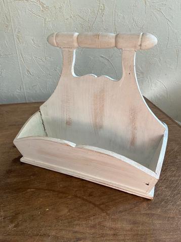 Klein wit houten krantenbakje of gereedschapskistje beschikbaar voor biedingen