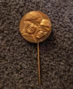 Speldje verloving prinses Margriet en Pieter van Vollenhove, Ophalen of Verzenden, Gebruikt, Speld(je) of Lepel(tje)