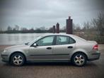 Saab 9-3 1.8 T Sport Sedan 2004 Grijs, Auto's, Voorwielaandrijving, 1998 cc, 4 cilinders, Origineel Nederlands