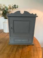 Charmant grijs brocante kastje met kuif, Huis en Inrichting, Kasten | Overige, Ophalen, Gebruikt