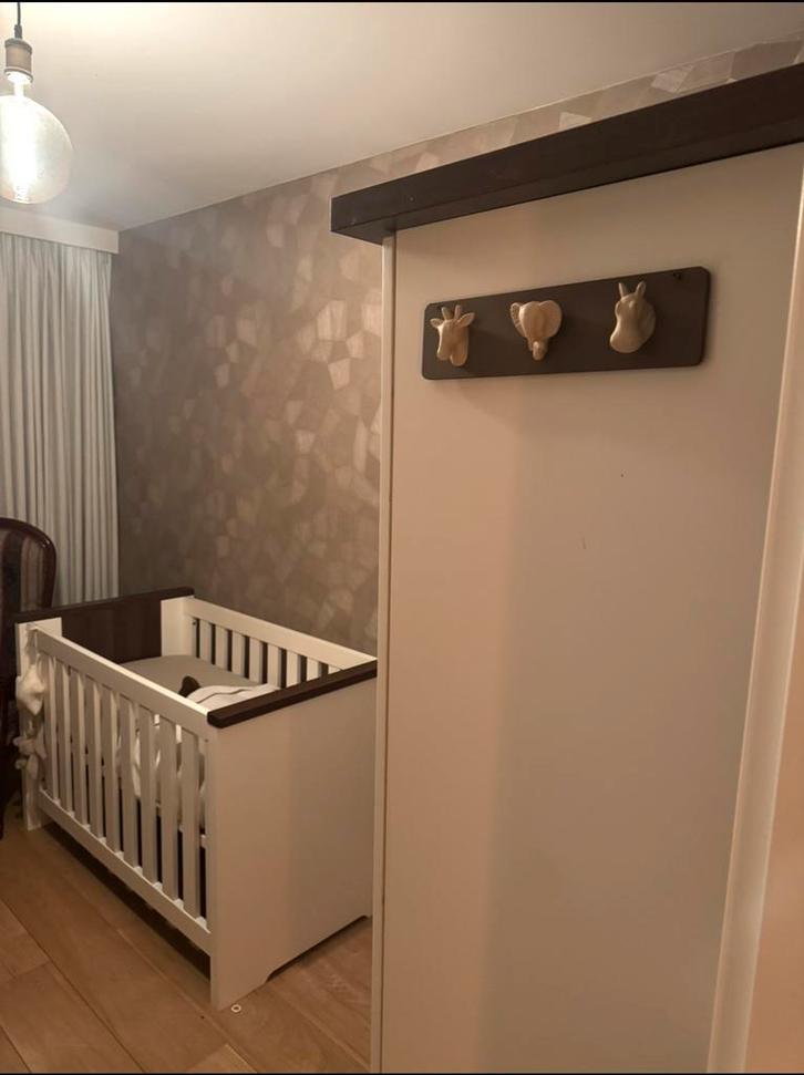 Klasieke babykamer - ledikant & kast wit en houten details, Kinderen en Baby's, Kinderkamer | Complete kinderkamers, Zo goed als nieuw