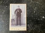 Cdv Zeeuwse boer 1910 met hoed op stoel, Ophalen of Verzenden, Voor 1940, Zo goed als nieuw, Klederdracht