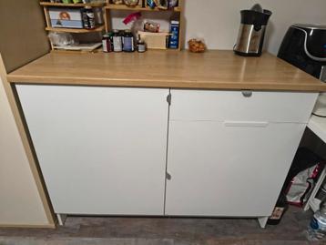 IKEA KNOXHULT Witte Kast met Houten Bovenblad beschikbaar voor biedingen