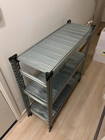 Stellingkastje beschikbaar voor biedingen