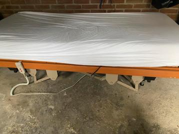 Hoog laag bed 90x200 beschikbaar voor biedingen