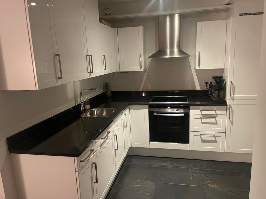 Wit hoogglans keuken , zwart graniet blad (VANAF AUGUSTUS), Huis en Inrichting, Ophalen, Gebruikt, Wit, Hoekkeuken