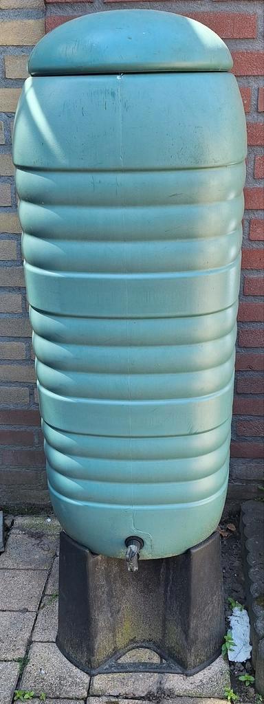 Regenton op voet, Tuin en Terras, Regentonnen, Gebruikt, Kunststof, 75 tot 150 liter, Met kraantje, Ophalen