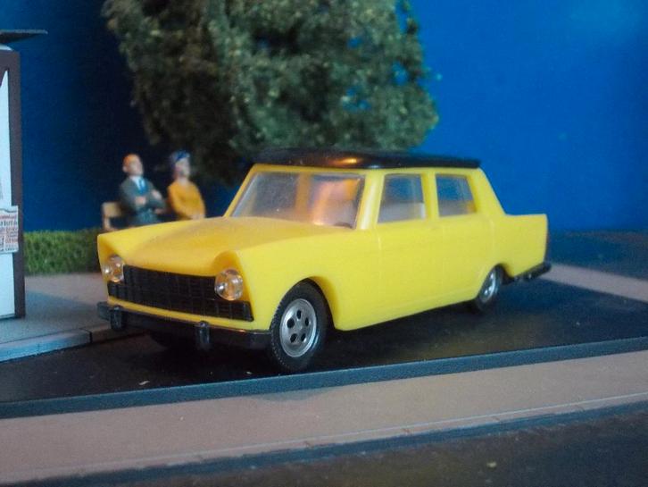 1/43 Fiat 1800 - KaDeN ( plastic ) Politoys kopie, Hobby en Vrije tijd, Modelauto's | 1:43, Zo goed als nieuw, Auto, Overige merken