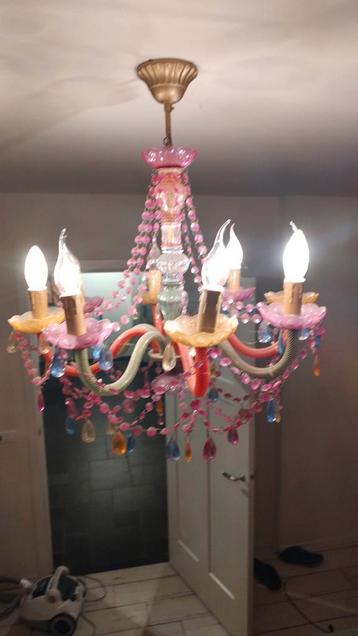 Gekleurde plastic  Kroonluchter - Kunst of Kitsch? beschikbaar voor biedingen