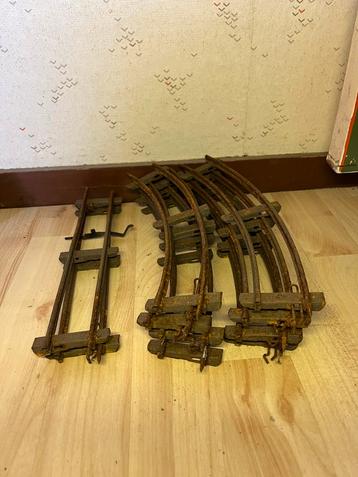 Oude Trein Set met Rails en Wagons beschikbaar voor biedingen