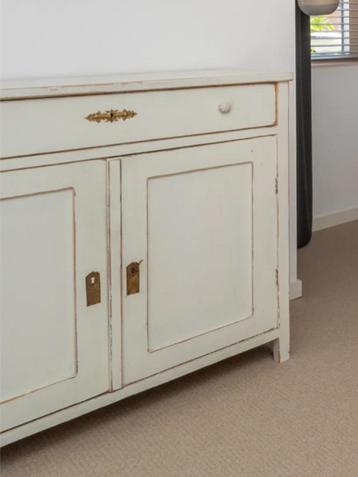 Geweldige vintage commode met messing details beschikbaar voor biedingen