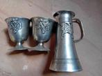 tinnen karaf met 2 bekers met druiventros erop 95 %, Antiek en Kunst, Antiek | Tin, Ophalen