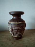 Handgemaakte aardewerk vaas met Afrikaanse details., Antiek en Kunst, Ophalen of Verzenden