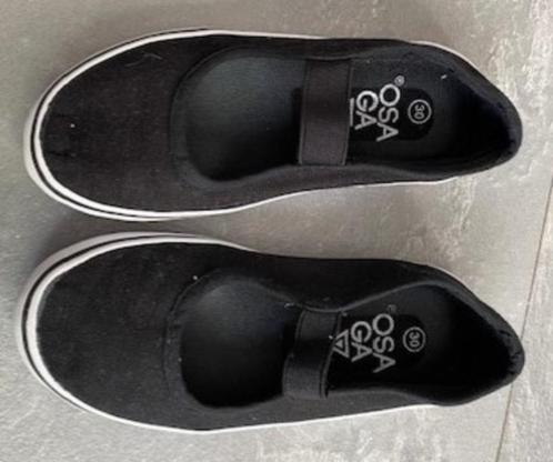 Zwarte sportschoentjes van Osaga, maat 30 (qwe), Kinderen en Baby's, Kinderkleding | Schoenen en Sokken, Zo goed als nieuw, Sportschoenen