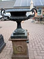 Gietijzeren vaas op sokkel, Tuin en Terras, Tuinvazen, Ophalen, Gebruikt