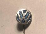 Metalen VW VOLKSWAGEN AUTOMERK Speld (Blauw/Aluminiumkleur)., Verzamelen, Speldjes, Pins en Buttons, Verzenden, Zo goed als nieuw