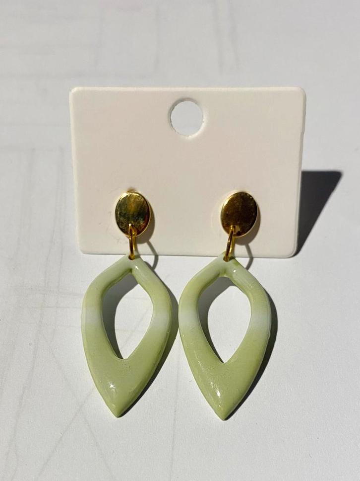 Chique, waterproof oorbellen - Nieuw!, Sieraden, Tassen en Uiterlijk, Oorbellen, Nieuw, Hangers, Goud, Groen, Verzenden