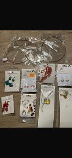 Te koop partij 1000 st weggeef carnaval sieraden, Ophalen, Nieuw