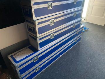 5x FLIGHTCASES met binnenfoam beschikbaar voor biedingen